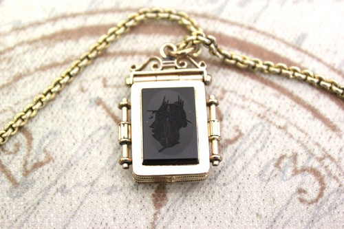 Collana medaglione antico
