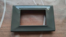 Placca in plastica grigio scuro 3 posti Legrand ERGO art. 702 35. Rara
