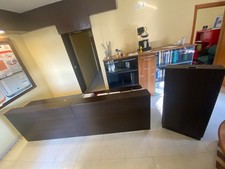 Set tavolo conferenze leggio wenge  e poltrone relatori pelle rossa con rotelle