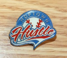 Spilla da bavero da baseball rossa e blu Hoptown Hustle da collezione 