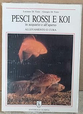 Pesci rossi e koi in acquario
