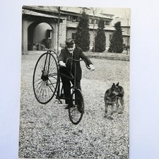 Foto in b/n con bici d'epoca -