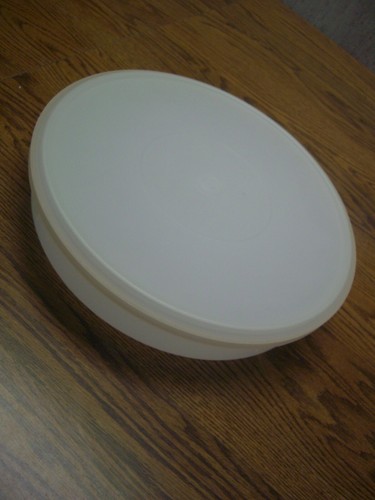 Tupperware white plastic - tupperware,