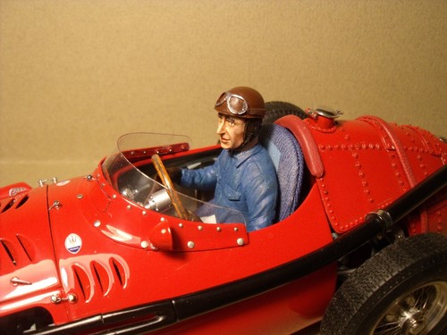 Figurina fangio guida - 1/18,