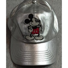 Cappello da baseball Disney Parks Topolino Silver Lame con 2 gioielli su pantaloncini rossi