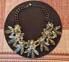 Collana da sera ZARA in vetro bianco con fiori e gocce