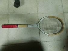 vecchia racchetta da tennis in