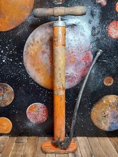 Vecchia pompa a mano arancione