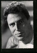 Attore Raf Vallone con cannuccia di grano in bocca, cartolina 1959 