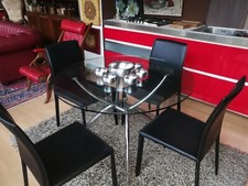 Tavolo di design con 4 sedie