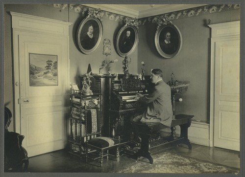 Organiste dans intérieur - un,