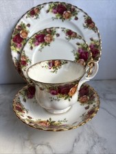 Vintage Royal Albert Old Country Roses 4 pezzi tazza da tè, piattino, pane, piatti da dessert