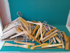 LOTTO 44 GRUCCE STAMPELLE APPENDIABITI IN LEGNO MASSELLO VARIE ANNATE. AZ59