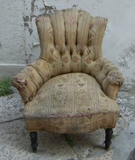 DECORATIVA POLTRONA D'EPOCA_PIACEVOLE ED ELEGANTE_SUGGESTIVA_DA RESTAURARE_UTILE