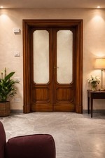 Antica porta a doppia anta in