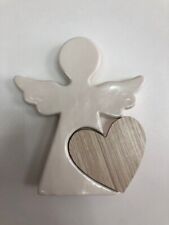 Angioletto in porcellana bianca di altezza 14,3 cm con cuore in legno