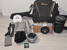 Olympus Pen E-PL8 fotocamera digitale inc obiettivo 14-42 mm e 40-150 mm con accessori