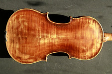 vecchio violino da restaurare