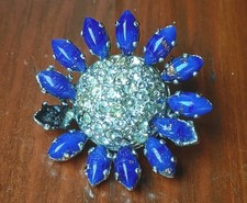 SPILLA MARGHERITA GRANDE  PISTILLO STRASS CON PETALI  PIETRE BLU TAGLIO MARQUISE