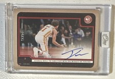 TRAE YOUNG - 2024-25 PANINI UNO E UNO MOMENTI SENZA TEMPO AUTO ROSSO 24/25 SP