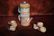 Caffettiera con tazze decoro