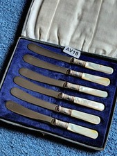 Antico spargi burro con manico in madreperla in scatola (AV18)