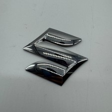 SCRITTA SUZUKI LOGO EMBLEMA SIGA BADGE FREGIO POSTERIORE ORIGINALE