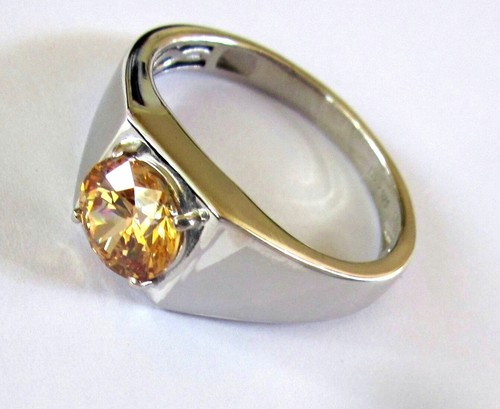 Realizzato con zirconi ambrati