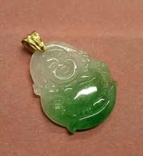 Scultura a ciondolo Buddha Sorridente in giada verde e occhiello in oro 750