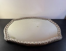 ANTICO VASSOIO CON SPECCHIO CORNICE ARGENTO PUNZONE 800.