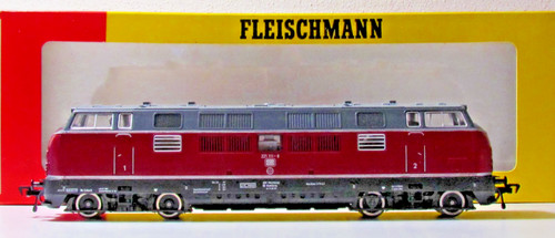Locomotiva diesel 221 111 8 - locomotiva,