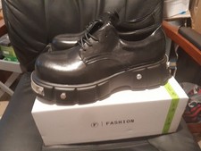 Scarpe con plateau stile