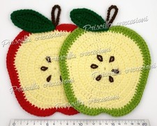 Coppia di presine all'uncinetto a forma di mela rossa e verde