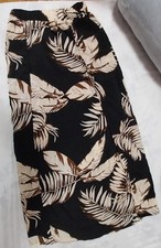 GONNA. Mai usata. Nera. Elasticizzato in vita. Spacco su entrambe le gambe 