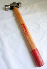 Martello in ferro nero fabbro manico in legno attrezzi e attrezzature per for...