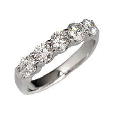 Fede nuziale con diamanti in