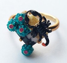 Anello a pieghe oro 14 carati Les Nereides Twilight Desert con cactus blu e scropione 