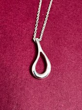 Collana con ciondolo a goccia