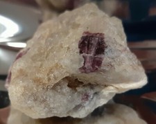 Tormalina rosa matrice di - su,