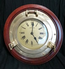 Oblo’ con orologio, ottone lucido su base in legno, diam 32 cm, arredo nautico