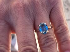 anello in oro bianco 18 carati con topazio azzurro colore gradevole e delicato 