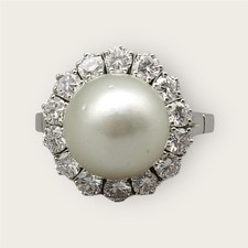 Anello di perle con corona di diamanti