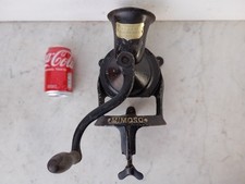 Antico macina caffè in ferro