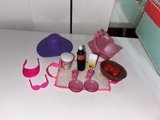 BARBIE ACCESSORI PICNIC CAPPELLO PIATTI BICCHIERI CESTINO OCCHIALI MATTEL
