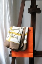 Hermès carré en soie modèle