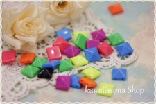 60pz borchie a piramide in resina colori misti 1 cm due fori