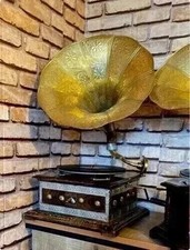 Antico grammofono HMV
