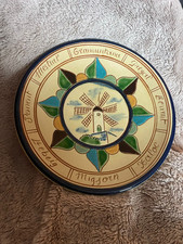 Piatto decorativo in ceramica Puigdemont raffigurante un mulino a vento luoghi spagnoli anni 60