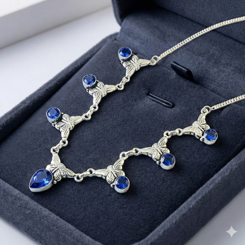 Collana farfalla fatta - , mano