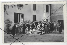 Malalbergo Bologna foto di gruppo donne con bandiere e Parroco